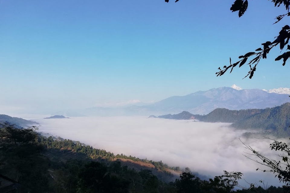 बादलुको घुम्टोले........। उत्तरी धादिङ्गको त्रिपुरासुन्दरी गाउँपालिकास्थित सल्यानटार पूर्वमा बग्ने कास्टेखोलामाथि लागेको कुहिरो । पृष्ठभूमिमा मनास्लु हिमाल । तस्वीर : पि.एल तरंग वेष्टखबर डटकम ।
